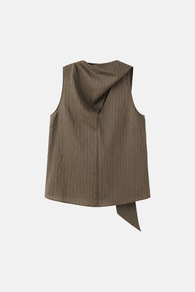 Blouse sans manches brun de MANGO, avec un col drapé asymétrique et une texture légèrement froissée.