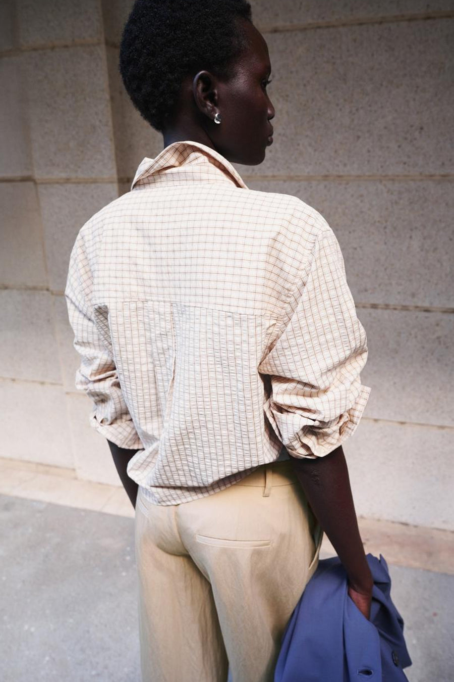 Chemise beige à carreaux fins de MANGO, ample, manches retroussées, vue de dos.
