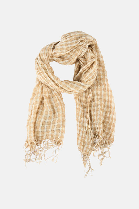 Foulard écru de MANGO, motif à carreaux et texture froissée avec des finitions à franges délicates.
