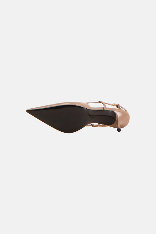 Beige pump van MANGO, met bandje en naaldhak, van onderaf gezien.