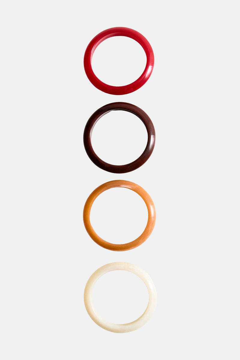 Bracelets multicolores de MANGO, disposés verticalement avec des tons allant du rouge au blanc ivoire.