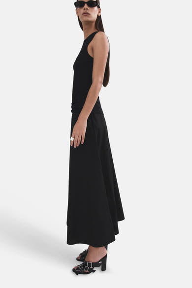 Jupe longue noire de MANGO, ample et fluide, portée de profil par un mannequin.