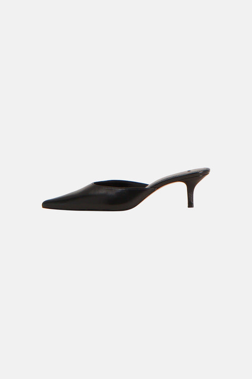 Zwarte pumps van MANGO, muiltje met spitse neus en lage naaldhak.