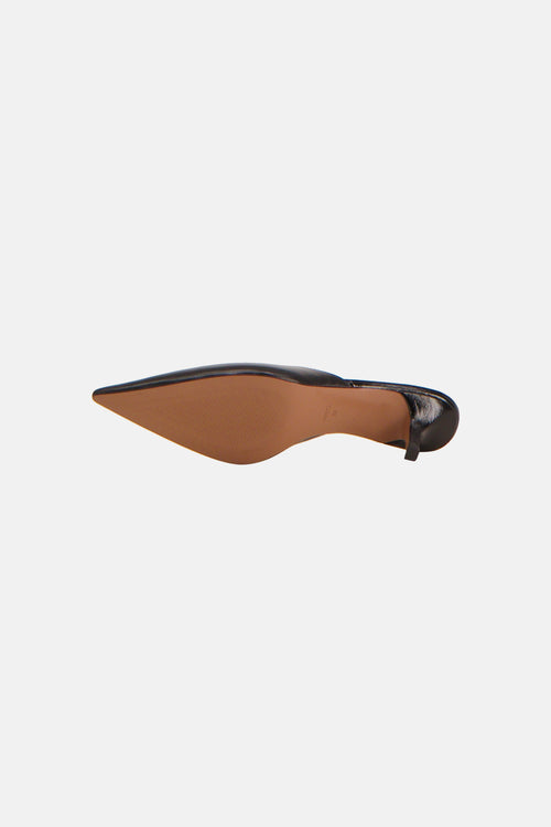 Zwarte pumps van MANGO met spitse neus en kleine hak, bruine textuurzool van onderaf gezien.
