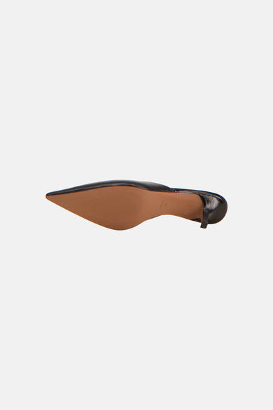 Escarpins noirs de MANGO à bout pointu et petit talon, semelle marron texturée vue du dessous.