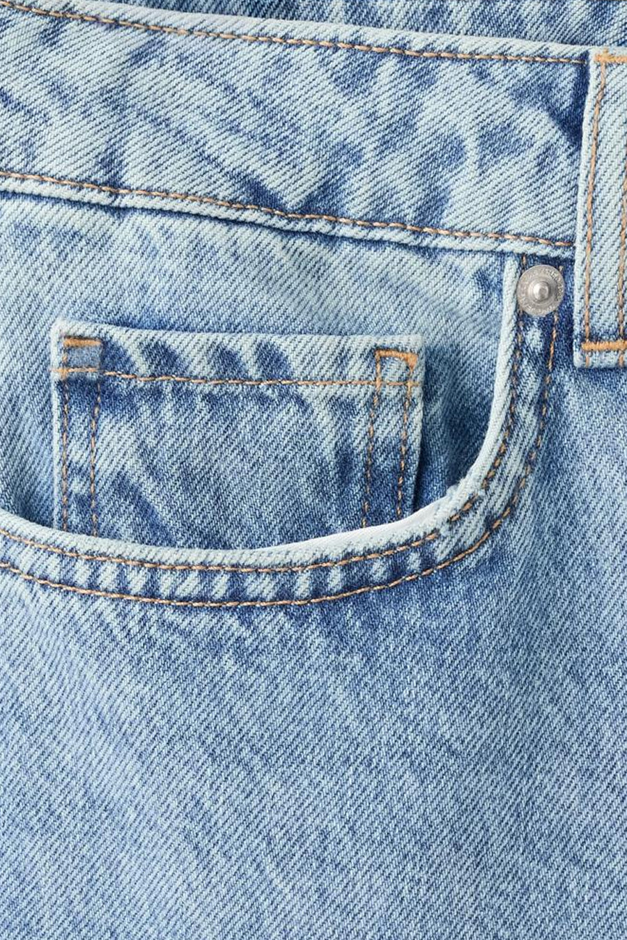 Rechte spijkerbroek van lichtblauw denim van MANGO, met muntzakje en contrasterende stiksels.