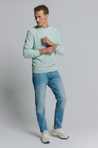 Pull à col rond bleu clair de NO EXCESS, porté avec un jean bleu et des baskets blanches.