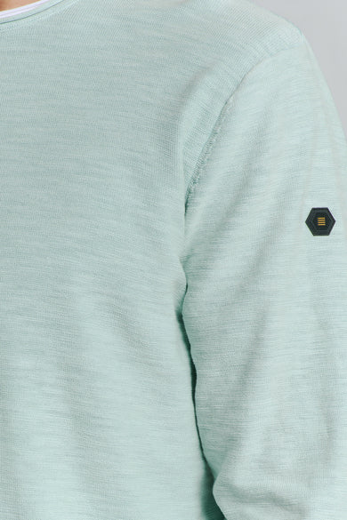 Pull à col rond bleu de NO EXCESS, en maille fine avec logo sur la manche.