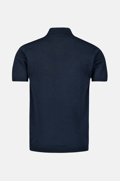 Polo bleu marine de NO EXCESS, avec une texture tricotée fine, vu de dos sur fond clair.
