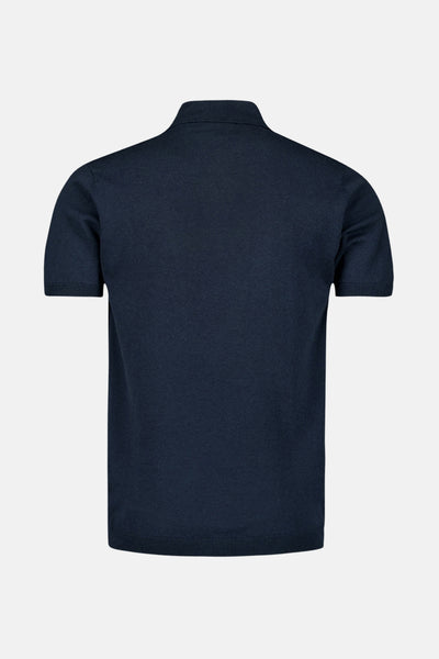 Polo bleu marine de NO EXCESS, avec une texture tricotée fine, vu de dos sur fond clair.
