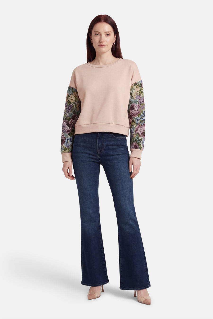 Sweat beige encolure ronde de Terra di Siena avec manches longues à motifs floraux, porté avec un jean évasé.