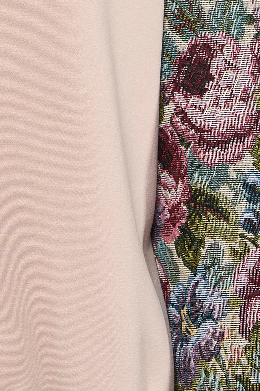 Sweat beige de Terra di Siena, avec motif floral en tapisserie sur une manche.
