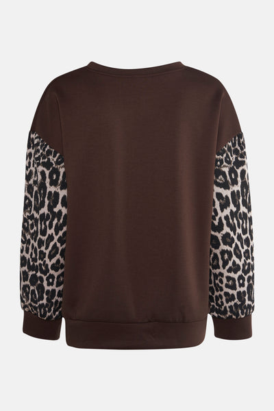 Sweat-shirt brun par Terra di Siena, avec des manches à motif léopard.
