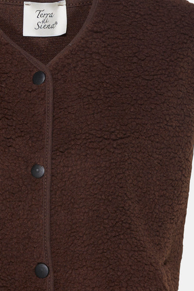 Gilet marron en teddy par Terra di Siena, avec boutons noirs et bordures surpiquées.