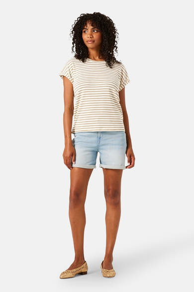 Lichtblauwe denim bermuda van GARCIA, met omgeslagen zoom en achterzakken.