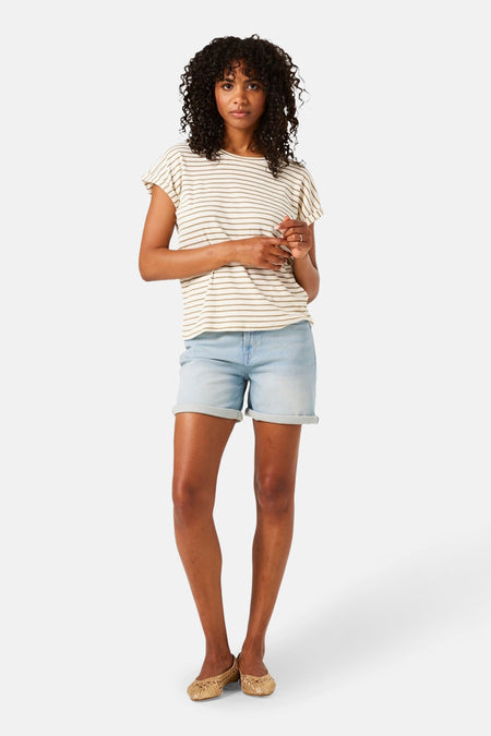 Bermuda en denim bleu clair de Garcia, porté avec un t-shirt rayé et des chaussures plates tressées.