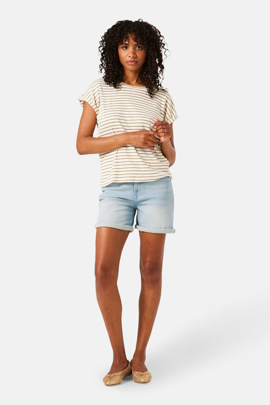 Bermuda en denim bleu clair de Garcia, porté avec un t-shirt rayé et des chaussures plates tressées.