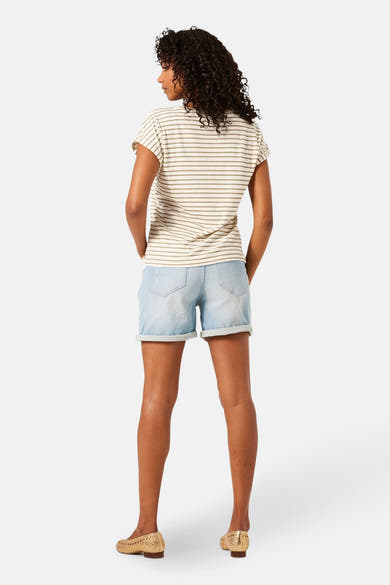 Lichtblauwe denim bermuda van GARCIA, gedragen met een gestreept T-shirt en gouden platte schoenen.