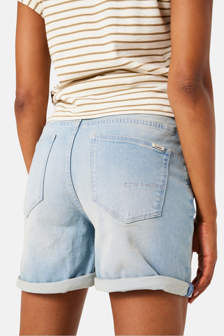 Bermuda en denim bleu clair de GARCIA, avec ourlet retroussé et poches arrière.
