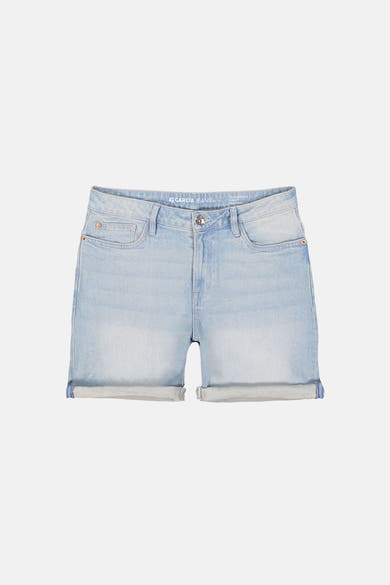Lichtblauwe denim bermuda van GARCIA, omgeslagen zomen en slim fit.