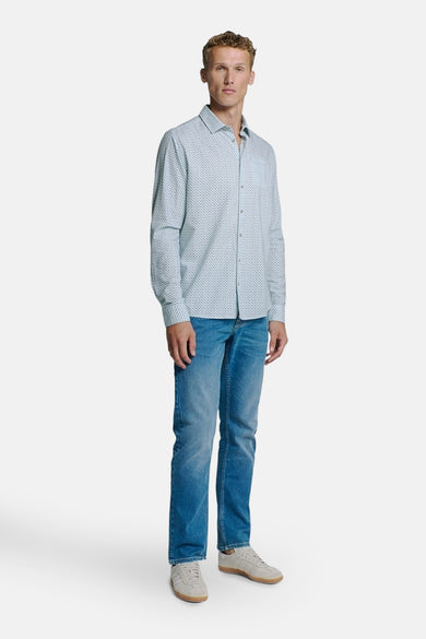 Blauw overhemd met lange mouwen van NO EXCESS, met geometrisch patroon, gedragen met een spijkerbroek en beige sneakers.