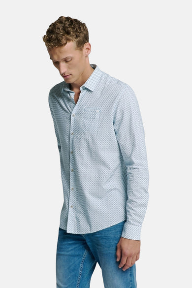 Blauw overhemd met lange mouwen van NO EXCESS, met patroon, gedragen met een blauwe jeans.