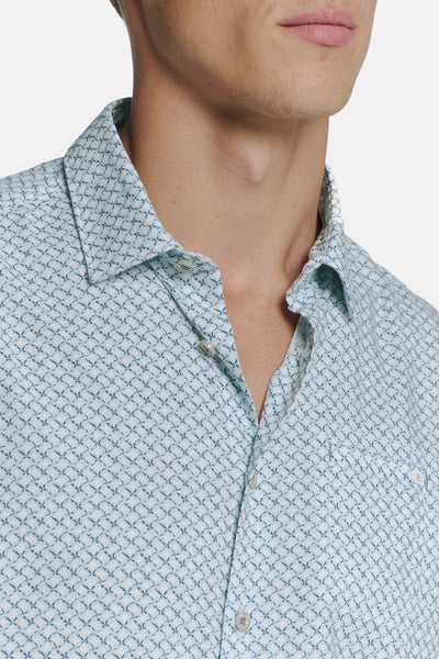 Chemise à manches longues bleue de NO EXCESS, avec motif géométrique subtil et col ouvert.
