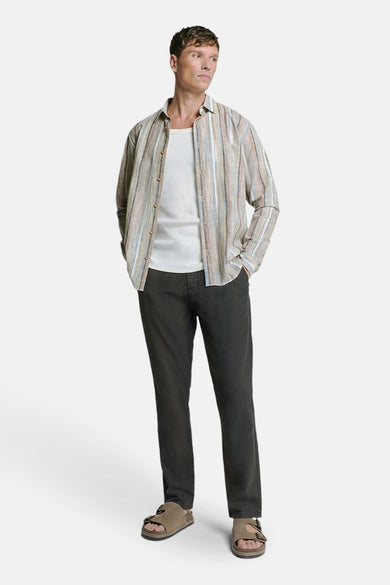 Chemise à manches longues multicolore de NO EXCESS, portée ouverte sur un débardeur blanc et un pantalon anthracite.