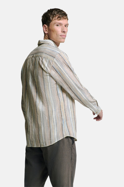 Multikleuren overhemd met lange mouwen van NO EXCESS, met verticale strepen op een beige achtergrond en een bruine broek.