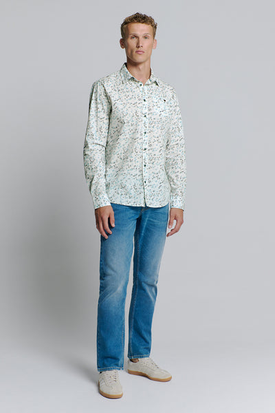 Chemise à manches longues bleue de No Excess, avec motif imprimé, portée avec un jean et des chaussures de sport.