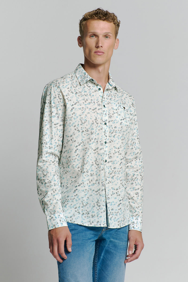Chemise à manches longues bleue de NO EXCESS, à motif géométrique, portée avec un jean.