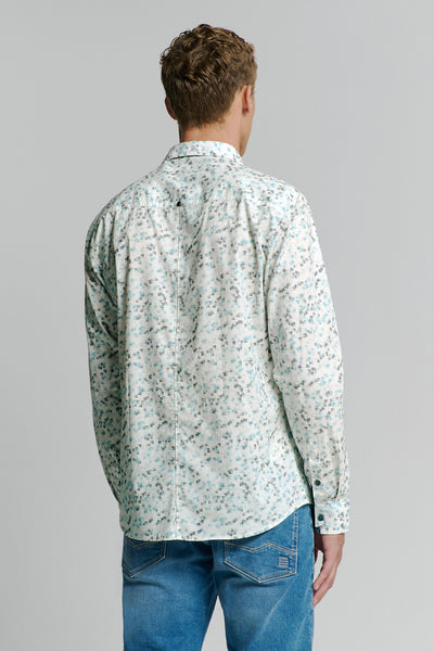 Chemise à manches longues bleue de NO EXCESS, avec motif géométrique, portée avec un jean.