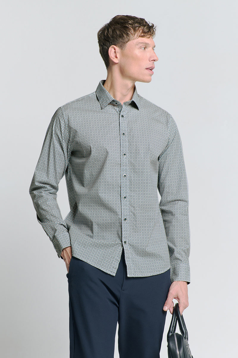 Chemise à manches longues bleue de NO EXCESS, avec un motif géométrique discret, portée avec un pantalon marine et une sacoche.
