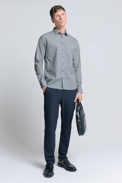 Chemise à manches longues bleue à motifs par NO EXCESS, portée avec un pantalon marine et des mocassins noirs.
