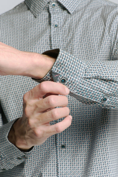 Chemise à manches longues bleue de No Excess, motif géométrique losanges, détail de la boutonnière.