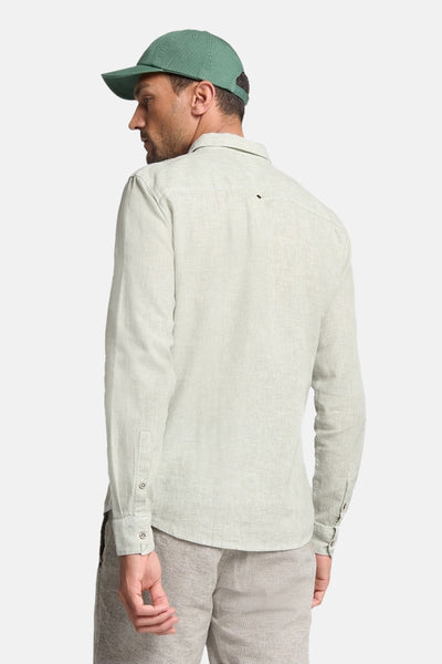 Chemise à manches longues verte de NO EXCESS, vue de dos, en texture rayée et porté avec une casquette verte.