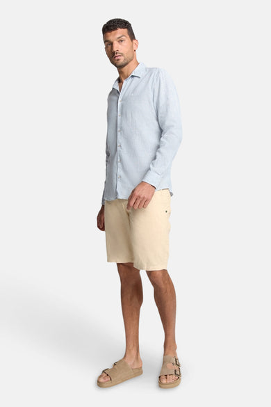 Blauwe gestreepte lange mouw chemise van NO EXCESS, gedragen met een beige short en sandalen.