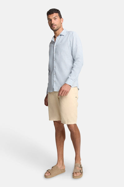 Blauwe gestreepte lange mouw chemise van NO EXCESS, gedragen met een beige short en sandalen.