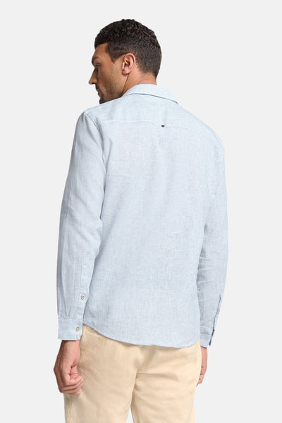 Blauwe lange mouw chemise van NO EXCESS, vanachter gezien, gemaakt van linnen en gedragen met een beige broek.