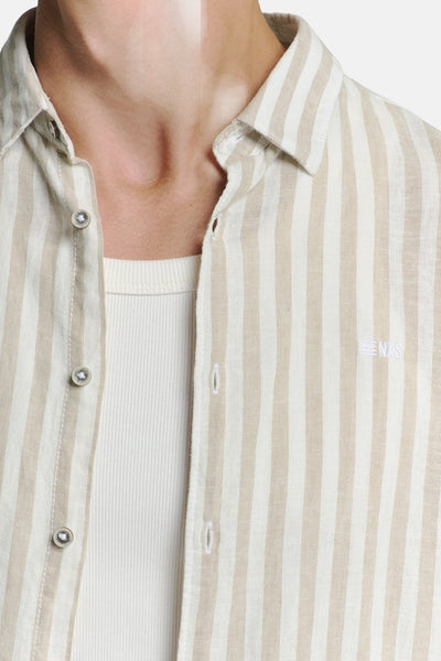 Beige gestreept overhemd, van NO EXCESS, gedragen over een witte geribbelde tanktop.
