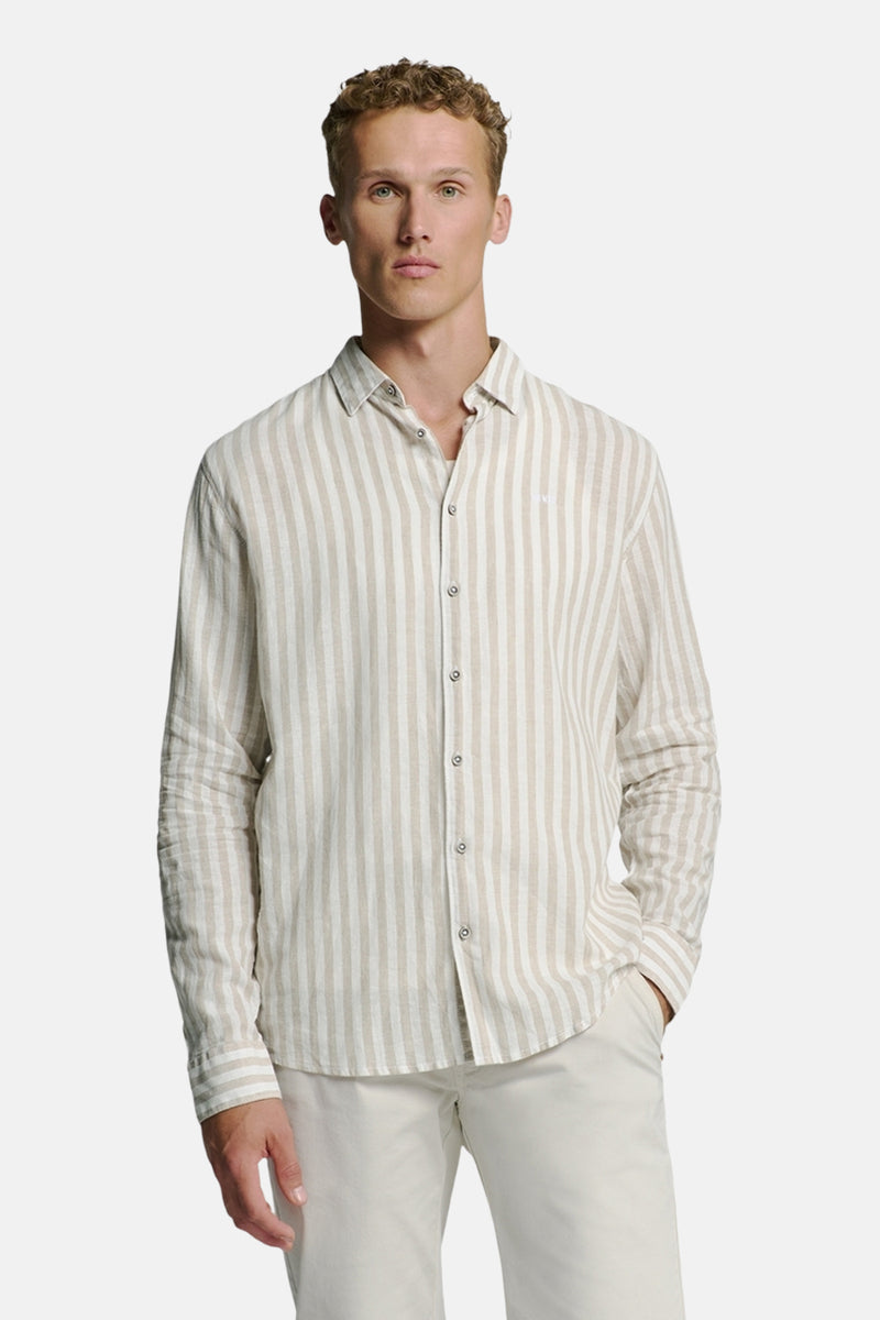 Chemise à manches longues beige rayée de NO EXCESS, portée avec un pantalon clair.