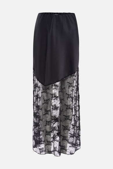 Zwarte lange rok van Terra di Siena, met zwart bloemenkanten detail.