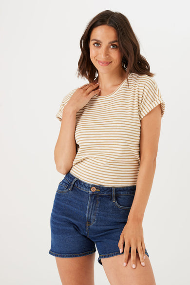Short bleu de GARCIA, en denim, porté avec un t-shirt rayé beige et blanc.