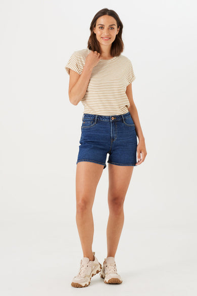 Short bleu de GARCIA, en jean taille haute porté avec un t-shirt rayé et des baskets.