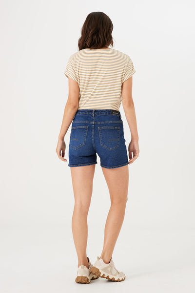 Short en jean bleu de GARCIA, porté avec un t-shirt rayé beige et blanc et des baskets beiges à semelles marron.