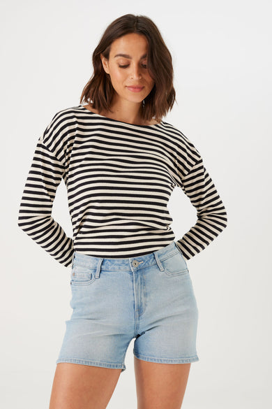Short bleu GARCIA en denim clair, porté avec un pull rayé noir et blanc.