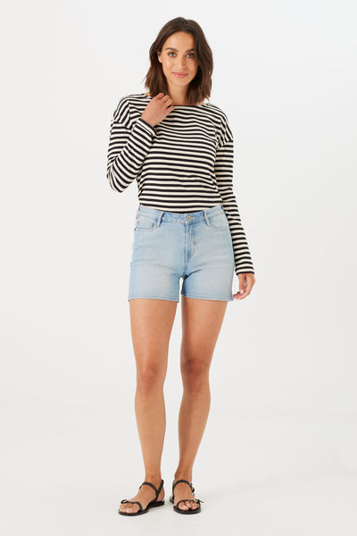 Short bleu de GARCIA, porté avec un t-shirt rayé noir et blanc et des sandales noires.