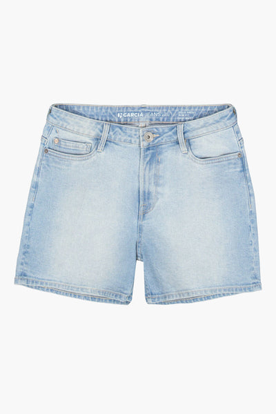 Short en jean bleu de GARCIA, avec une coupe droite et détails de poches.

