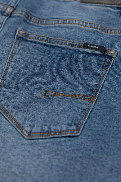 Short bleu de GARCIA, avec une poche arrière sur un jean denim.