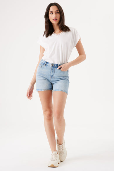 Short bleu de GARCIA, en denim, porté avec un t-shirt blanc et des chaussures de sport couleur crème.